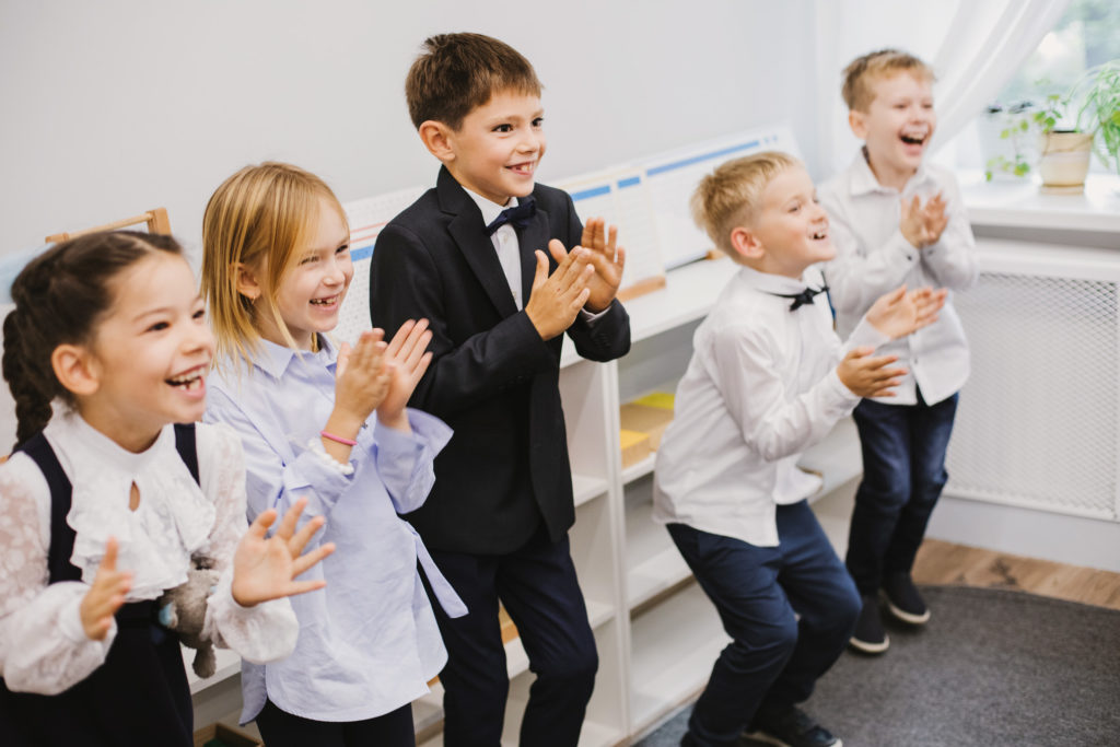 Признание и уважение. Хлопают в ладоши слушать. Хлопающие руки. Люди хлопают в ладоши. Хлопают в ладоши слушать.